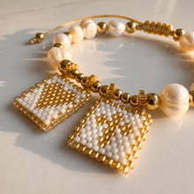 Load image into Gallery viewer, Pulsera de escapularios con cascabel | Llena de Gracia Ecuador

