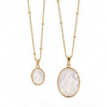 Load image into Gallery viewer, Cadena con la Virgen Milagrosa en madre perla y bisel con acabado en oro 18k
