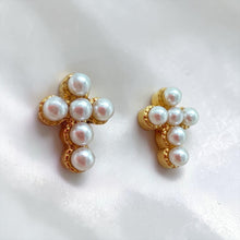 Cargar imagen en el visor de la galería, Aretes Cruz de Perlas Oro 14k | Llena de Gracia Ecuador
