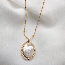 Cargar imagen en el visor de la galería, Espíritu Santo en Madre Perla y Oro 18k, bordado en perlas
