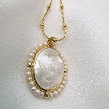 Cargar imagen en el visor de la galería, Espíritu Santo en Madre Perla y Oro 18k, bordado en perlas
