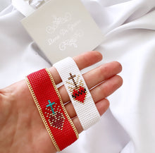 Load image into Gallery viewer, Pulsera Tejida del Sagrado Corazón | Llena de Gracia Ecuador

