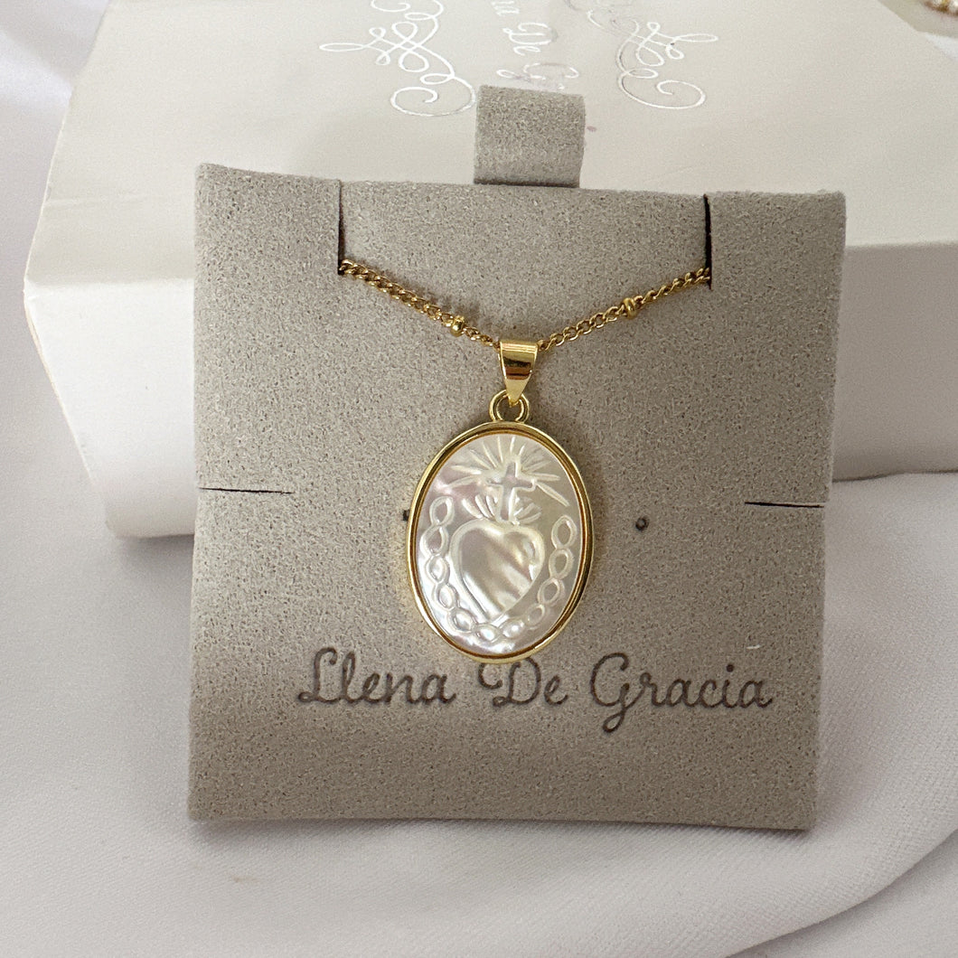 Cadena con dije Sagrado Corazón Madre Perla y bisel chapado en Oro 14k