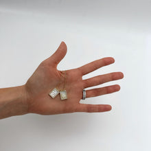 Load image into Gallery viewer, Mini Escapularios Jesús y Sagrado Corazón, Madre Perla Oro 18K
