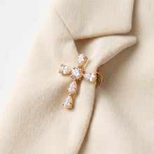 Cargar imagen en el visor de la galería, Pin Cruz Cristal, Oro 18k
