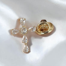 Load image into Gallery viewer, Pin de Cruz Cristal Oro 18k | Llena de Gracia Ecuador
