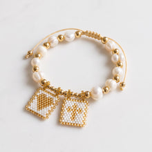 Load image into Gallery viewer, Pulsera de escapularios con cascabel | Llena de Gracia Ecuador
