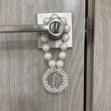 Cargar imagen en el visor de la galería, Bendición de Hogar de San Benito, Perlas
