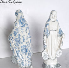 Load image into Gallery viewer, Virgen de la Medalla Milagrosa Lirio
