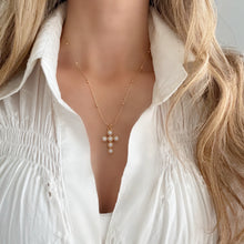 Cargar imagen en el visor de la galería, Cruz de Perlas, Oro 18k
