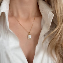 Cargar imagen en el visor de la galería, Mini Escapulario Sagrado Corazón Oro 18k | Llena de Gracia Ecuador
