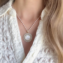 Cargar imagen en el visor de la galería, Angelito Madre Perla Cristales Oro 18k | Llena de Gracia Ecuador

