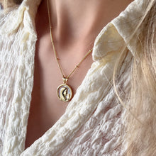 Cargar imagen en el visor de la galería, Virgencita Rezando Cristal Oro 18k | Llena de Gracia Ecuador
