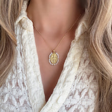 Load image into Gallery viewer, Virgen María Milagrosa Oro 18k y Perlas | Llena de Gracia Ecuador
