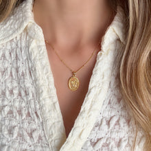 Cargar imagen en el visor de la galería, Divino Niño Dios , Oro 18k
