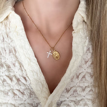 Cargar imagen en el visor de la galería, Cadena Camelia Oro 18k | Llena de Gracia Ecuador
