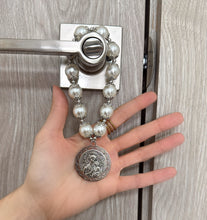 Load image into Gallery viewer, Bendición de Hogar Virgencita- Pelas
