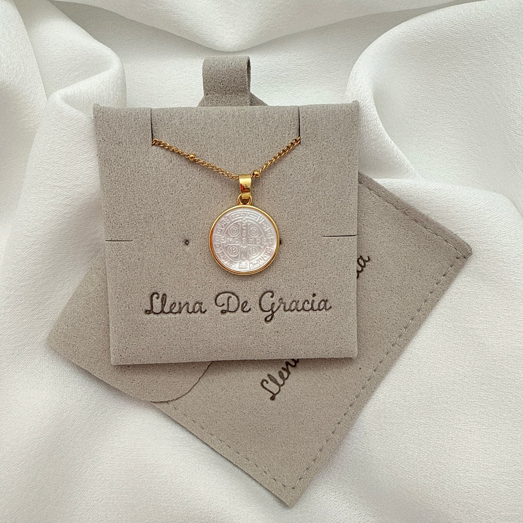 Medalla Cruz de San Benito en Madre Perla – Bisel en Oro 14K