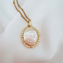 Load image into Gallery viewer, Cadena con dije Espíritu Santo en Madre Perla y Oro 14k, bordado en perlas

