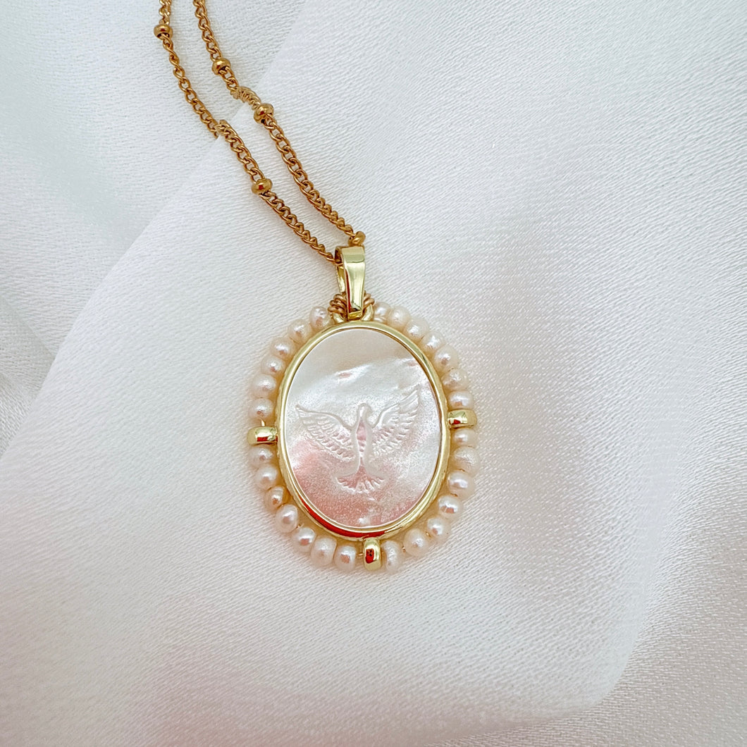 Cadena con dije Espíritu Santo en Madre Perla y Oro 14k, bordado en perlas