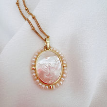 Load image into Gallery viewer, Cadena con dije Espíritu Santo en Madre Perla y Oro 14k, bordado en perlas
