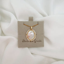 Load image into Gallery viewer, Cadena con dije Espíritu Santo en Madre Perla y Oro 14k, bordado en perlas

