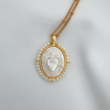 Load image into Gallery viewer, Cadena con dije Sagrado Corazón chapado en Oro 14k y perlas
