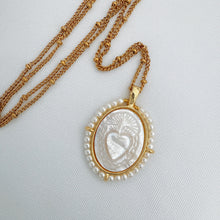 Load image into Gallery viewer, Cadena con dije Sagrado Corazón chapado en Oro 14k y perlas
