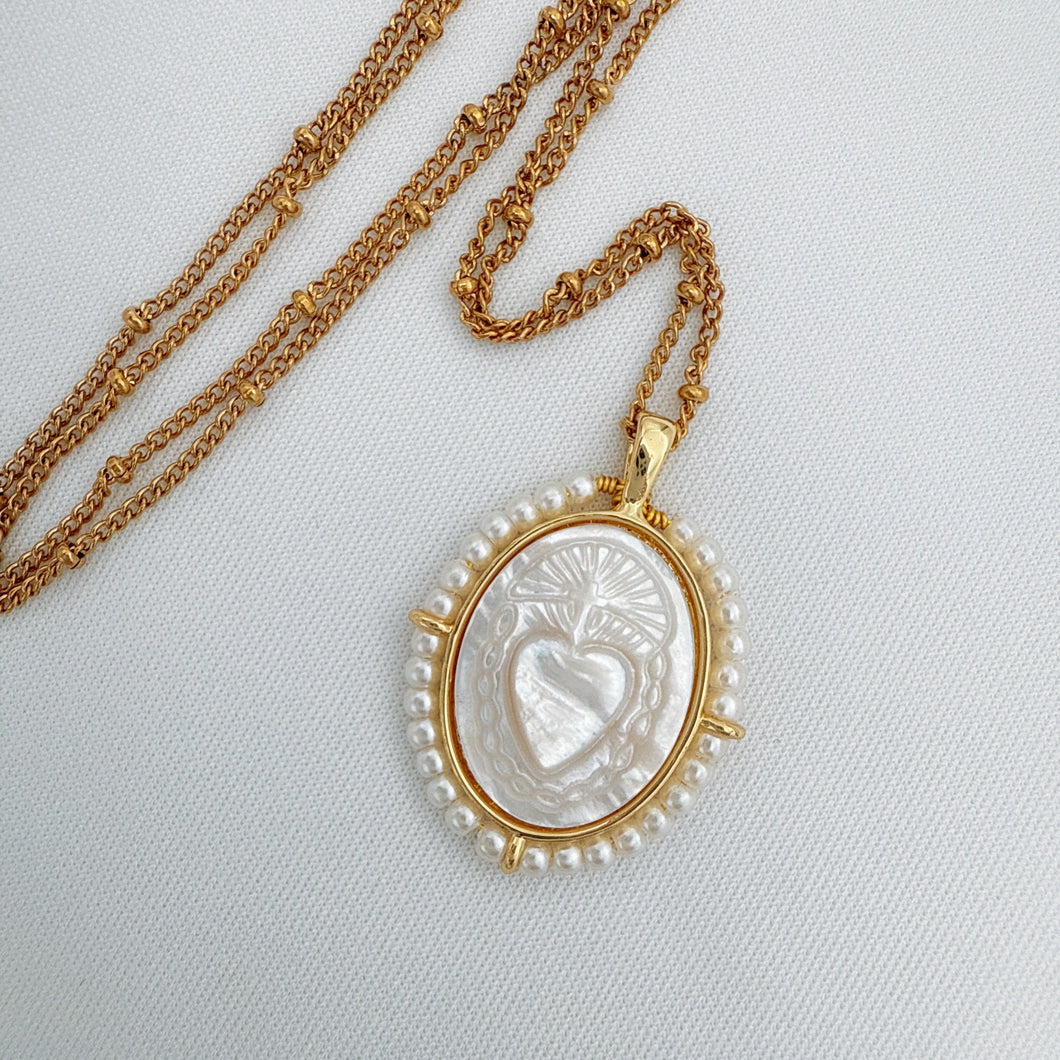 Cadena con dije Sagrado Corazón chapado en Oro 14k y perlas