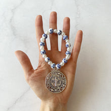 Load image into Gallery viewer, Bendición de Hogar  San Benito Lirio
