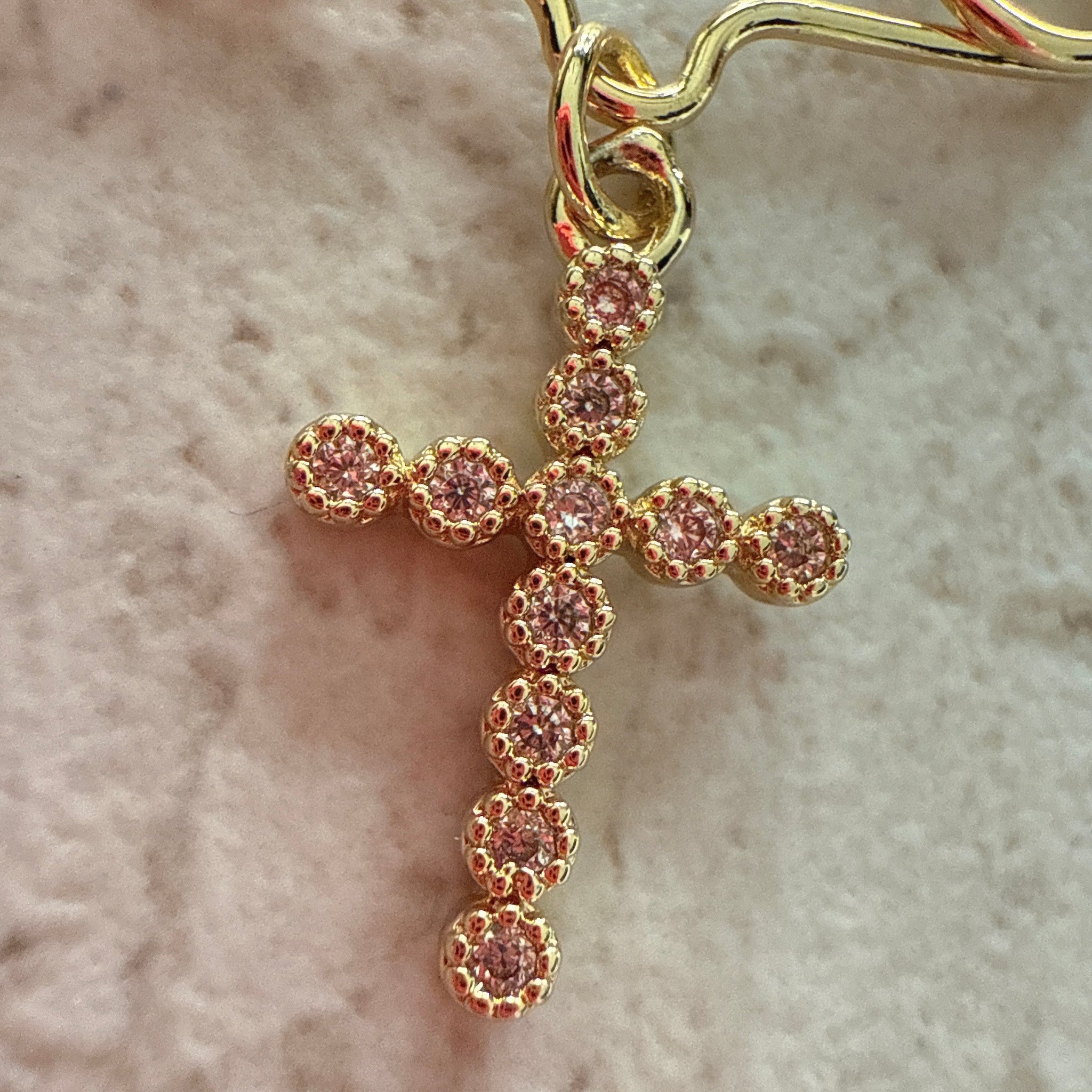 Pin de Cruz con Cristales Blancos y Bisel en Oro 14K – Joyería Religiosa  para Bebés, Niños y Adultos – Llena de Gracia | Ecuador, image size:2048x2048