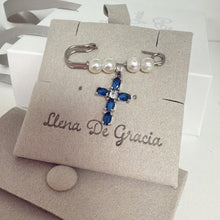 Load image into Gallery viewer, Pin / Broche con Cruz Cristal Celeste
