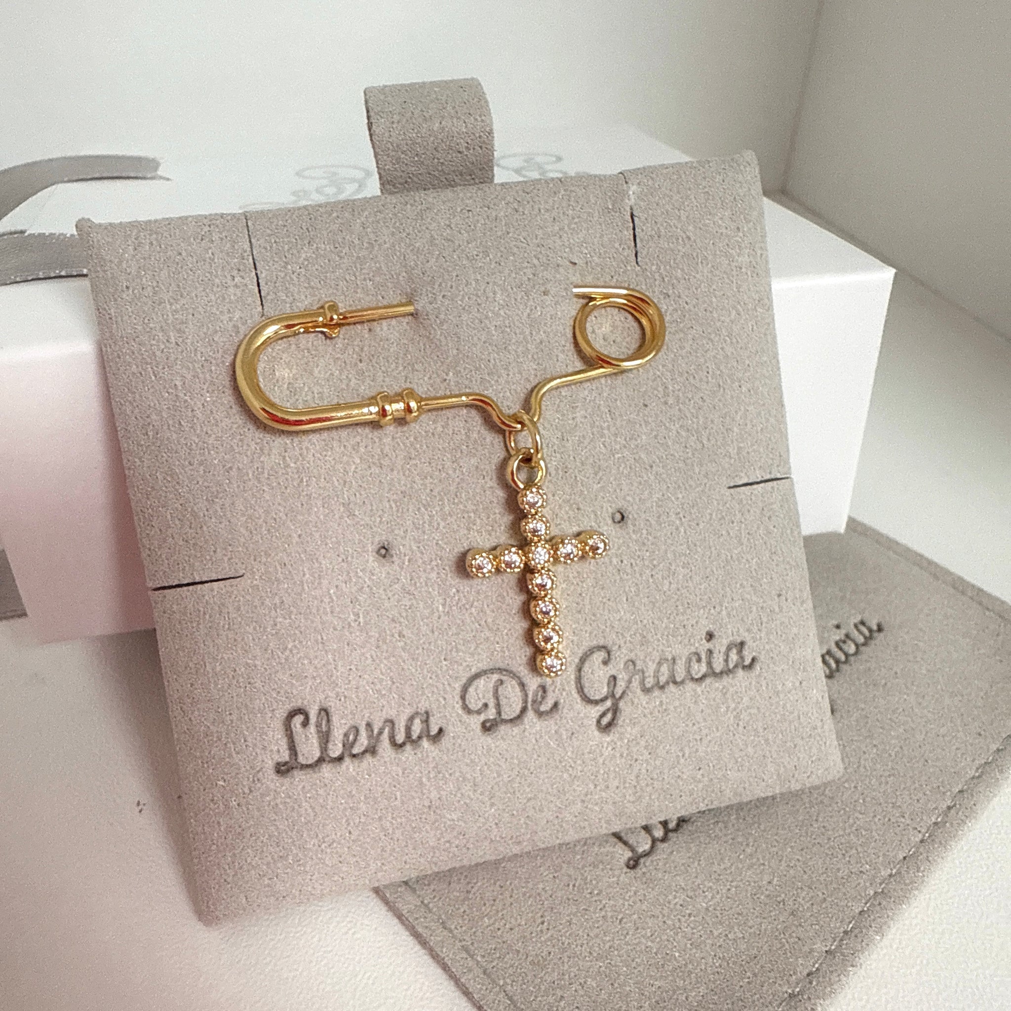 Pin de Cruz con Cristales Blancos y Bisel en Oro 14K – Joyería Religiosa  para Bebés, Niños y Adultos – Llena de Gracia | Ecuador, image size:2048x2048
