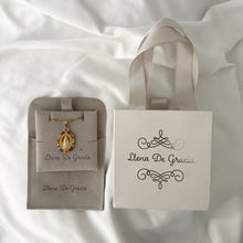 Load image into Gallery viewer, Cadena con Medalla Italiana Virgen Maria, Bisel de Oro 14k y Mini Cristales
