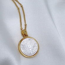 Load image into Gallery viewer, Medalla Cruz de San Benito en Madre Perla – Bisel en Oro 14K
