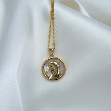 Cargar imagen en el visor de la galería, Virgencita Rezando, Cristal y Oro 18k

