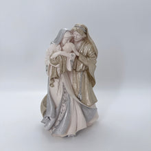 Cargar imagen en el visor de la galería, Sagrada Familia: El abrazo de San José 24 cm
