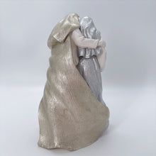 Cargar imagen en el visor de la galería, Sagrada Familia: El abrazo de San José 24 cm
