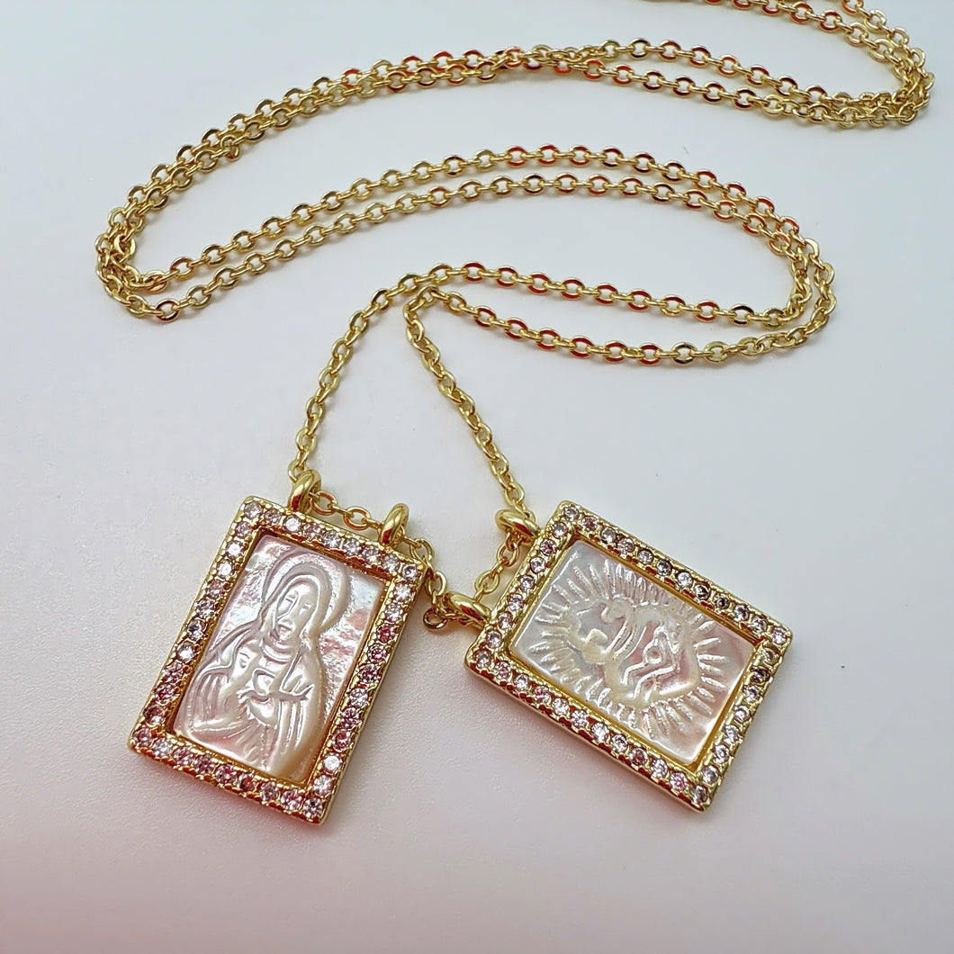 Cadena con Mini Escapularios en Madre Perla y Baño de Oro 14K