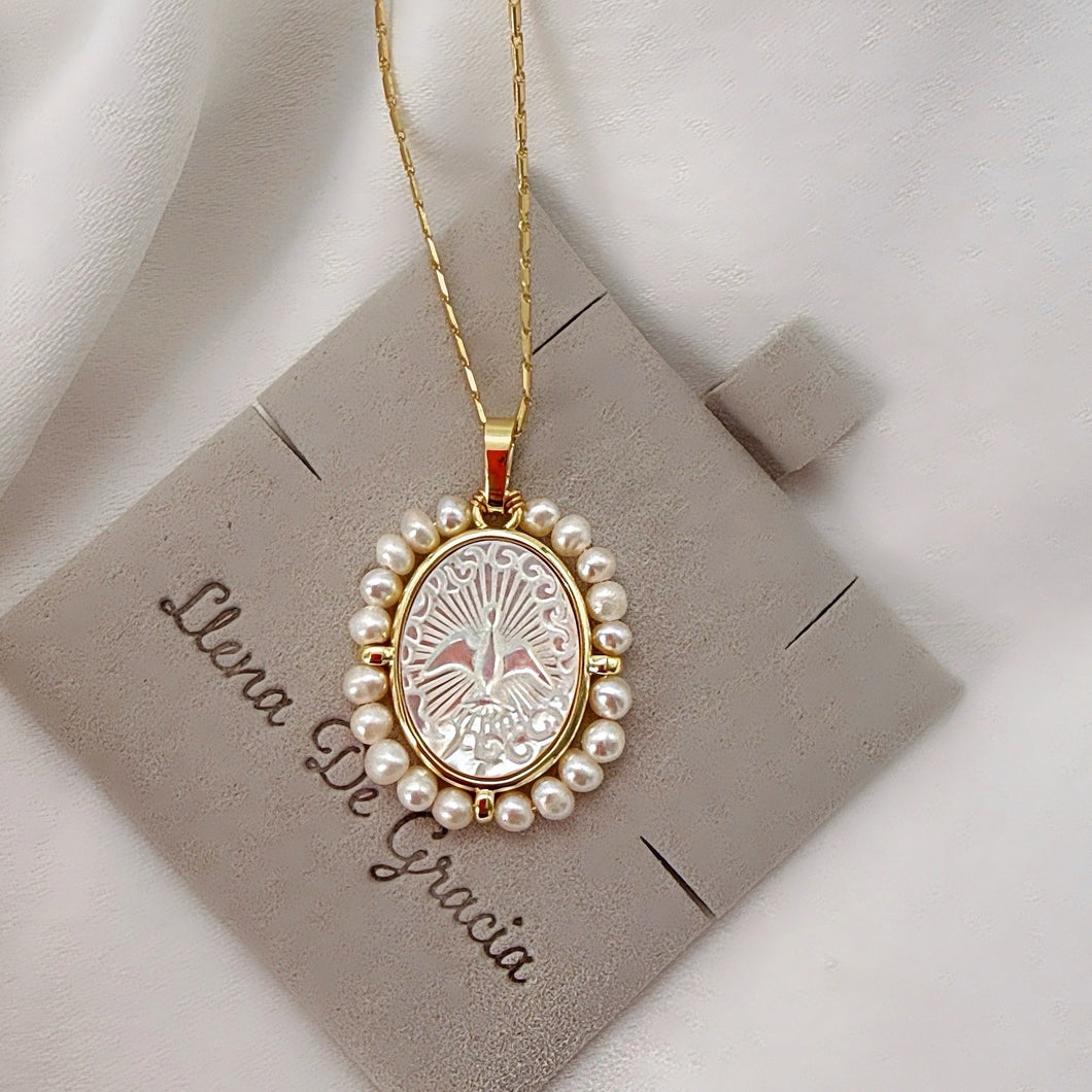 Cadena con dije Espíritu Santo en Madre Perla y Oro 14k, bordado en perlas