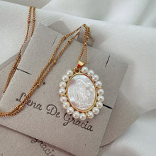 Cargar imagen en el visor de la galería, Cadena  Virgen Maria en Madre Perla y Bisel en Oro 14k
