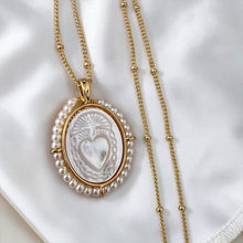 Cargar imagen en el visor de la galería, Sagrado Corazón, Oro 18k y perlas
