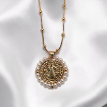 Cargar imagen en el visor de la galería, San Benito Oro 18k y Perlas | Llena de Gracia Ecuador
