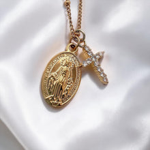 Cargar imagen en el visor de la galería, Cadena Camelia Oro 18k | Llena de Gracia Ecuador
