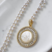Cargar imagen en el visor de la galería, Angelito Madre Perla Cristales Oro 18k | Llena de Gracia Ecuador
