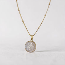 Cargar imagen en el visor de la galería, Angel Guardián Oro 18k | Llena de Gracia Ecuador
