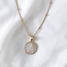Cargar imagen en el visor de la galería, Angel Guardián Oro 18k | Llena de Gracia Ecuador
