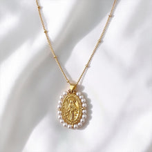 Load image into Gallery viewer, Virgen María Milagrosa Oro 18k y Perlas | Llena de Gracia Ecuador

