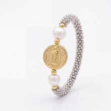 Cargar imagen en el visor de la galería, Pulsera femenina con Virgen de Guadalupe, perlas de agua dulce. elegante.
