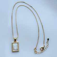 Load image into Gallery viewer, Cadena con Mini Escapulario Sagrado Corazón,  Madre Perla y Baño de Oro 14K
